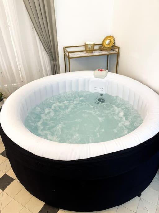 Appartement Romantique Jacuzzi, Au Chateau A 30 Min De Paris à Limay Extérieur photo
